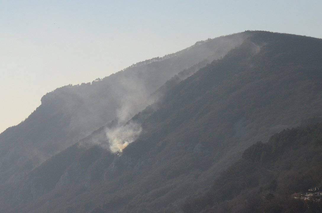 Slika 2: Požar na Kovku nad Ajdovščino je opožaril 32 ha varovalnih gozdov