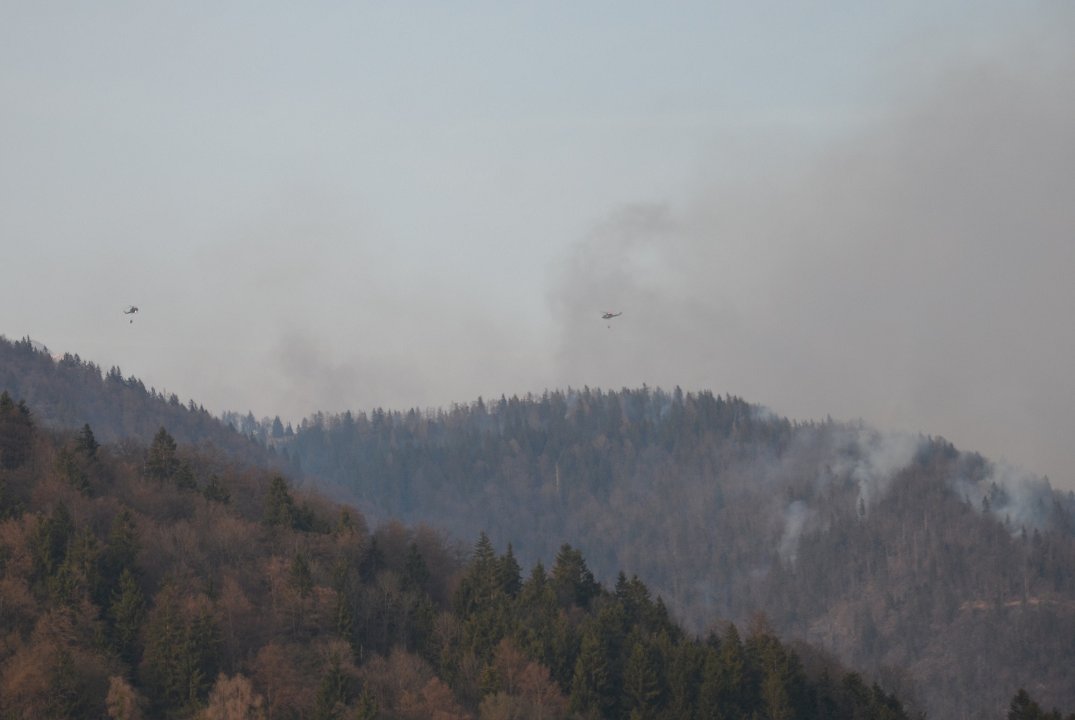Slika 3: Požar na Potoški gori so sočasno gasili do štiri helikopterji Slovenske vojske
