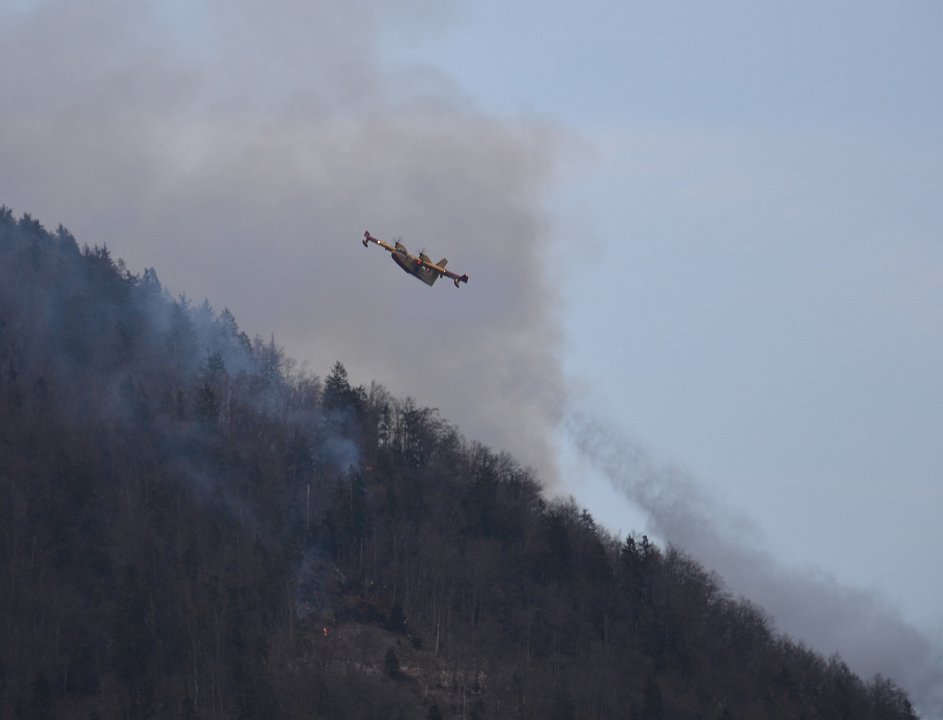 Slika 4: Pri gašenju požara na Potoški gori je pomagalo tudi hrvaško letalo Canadair, ki je vodo zajemalo iz 45 km oddaljenega Bohinjskega jezera
