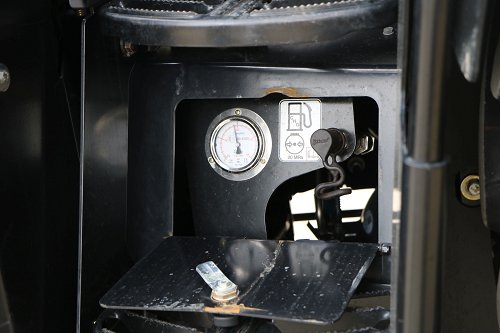 Za stopnicami kabine je nameščen priklop za polnjenje s stisnjenim plinom (CNG) in merilnik tlaka plina v zalogovnikih.