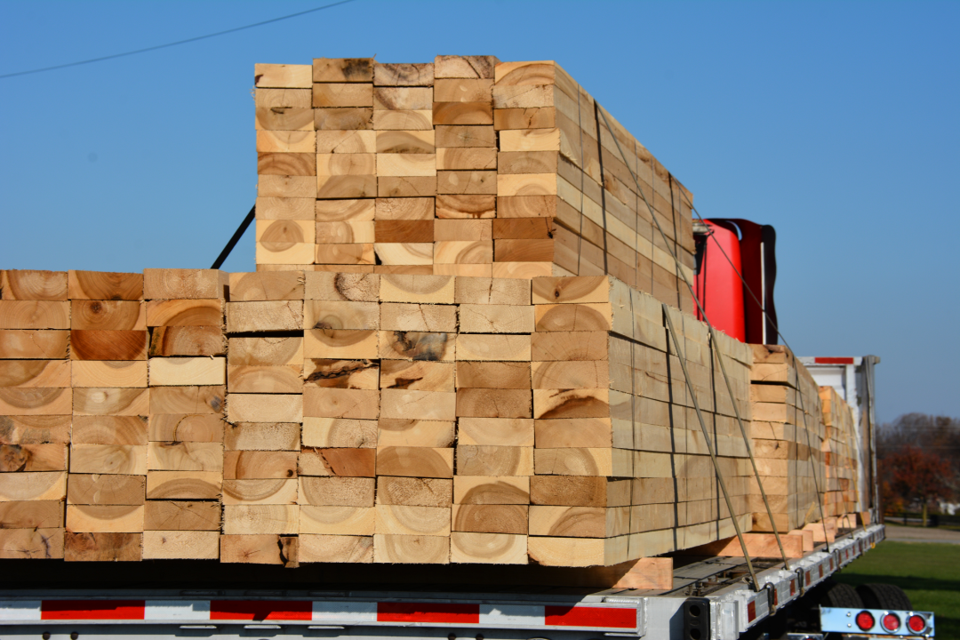 Zunanjetrgovinski presežek žaganega lesa in furnirja v 2021 največji v zadnjem desetletju