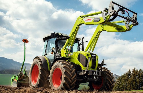 Claas Axos 240 je kandidat v kategoriji najboljši vsestranski traktor. Poganja ga štirivaljni FPT motor z 98 KM nazivne oz. s 103 maksimalne moči. Prostornina zalogovnika za gorivo znaša 105 l, za Adblue pa 10 l, servisni interval je na 600 h. Menjalnik ima 30/15 prestav z dvema prestavama prestavljivima pod obremenitvijo, največja hitrost je 40 km/h. Standardno je na voljo 540/1000 vrt/min priključne gredi, na izbiro pa so še druge izvedbe. Hidravlična črpalka ima pretok 60 l/min (87 l/min opcijsko), na voljo so do 4 krmilni ventili za zunanje porabnike (eden je krmiljen električno), zadnje hidravlično dvigalo dvigne do 3350 kg, krmiljeno je elektronsko. Sprednje hidravlično dvigalo je opcijsko. Kabina ima ročno krmiljeno klimatsko napravo, nivo hrupa po tovarniških podatkih znaša 74 dB(A). Kandidat prihaja s trakov italijaskega proizvajalca Antonio Carraro Spa.