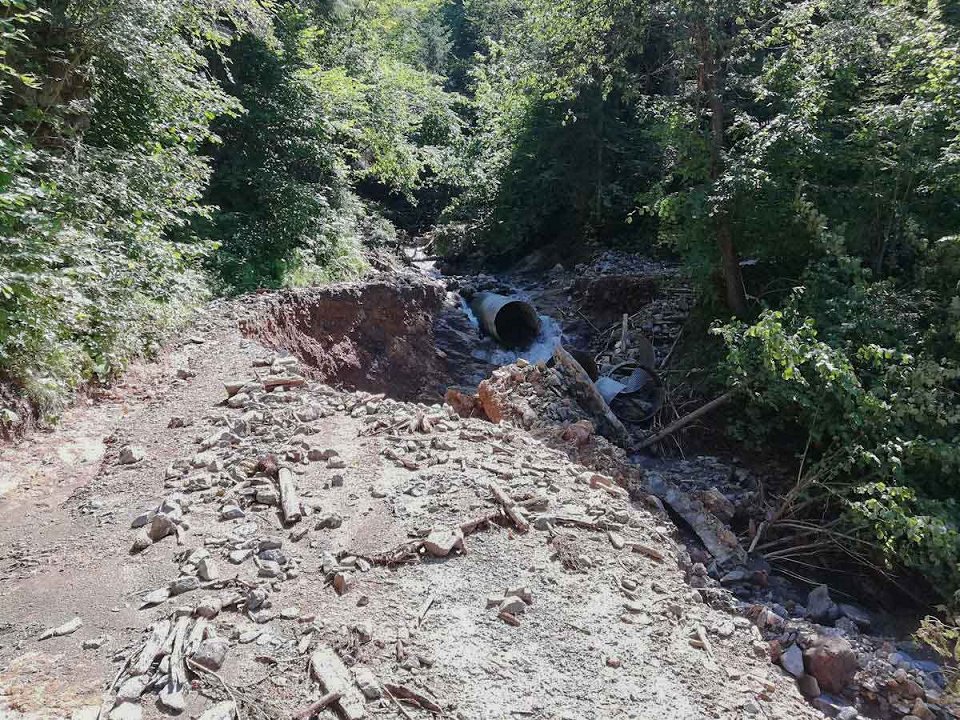 Slika 2: Hujše poškodbe gozdne ceste nad Črno na Koroškem, kot posledica zamašenega velikega cevnega prepusta.