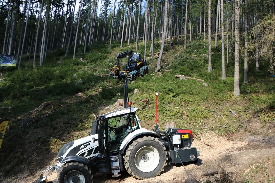 Slika 16: Sinhroniziran vitel podjetja Herzog Forsttechnik AG, kot priključni stroj na traktorju, preko škripčevja varuje stroj za sečnjo pri spuščanju po pobočju in ga vleče pri vožnji navzgor (foto M. Dolenšek).