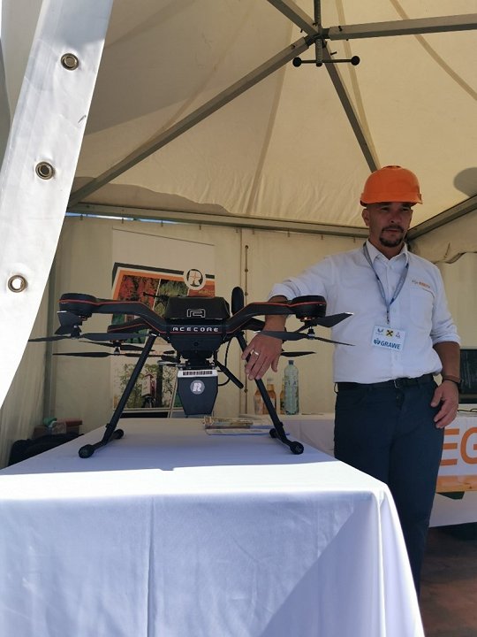 Slika 24: Acecore Zoe UAV nadgrajen v octocopter z 8 motorji za večjo redundanco pogonskega sistema. Nameščen RIEGL LiDAR senzor iz serije VUX poleg zajema podatkov v podnožišču (nadir), omogoča zajem 10 stopinj pred in za sabo (foto: V. Kavčič).