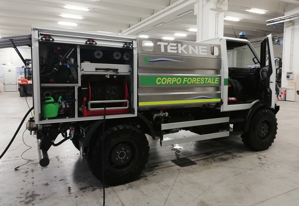 Slika 1: vozilo, ki smo si ga ogledali je v lasti gozdne policije iz Tolmezza. Ima dva visokotlačna navijaka, 3000 litrski rezervoar za vodo ter ostalo opremo za gašenje gozdnih požarov.