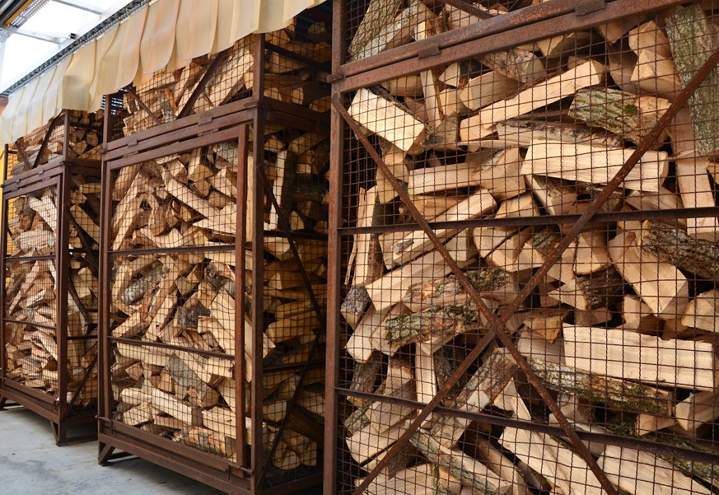 Znane so cene lesnih goriv na slovenskem trgu: rahlo znižanje ob koncu kurilne sezone