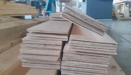 Slika 8: Celi nosilci iz slojnatega furnirnega lesa dimenzij 125 x 30 x 2500. Slika 8: Celi nosilci iz slojnatega furnirnega lesa dimenzij 125 x 30 x 2500.
