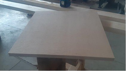 Slika 9: Plošča iz slojnatega furnirnega lesa dimenzij 500 x 500 mm, uporabljena za izdelavo vzorcev manjših dimenzij. Slika 9: Plošča iz slojnatega furnirnega lesa dimenzij 500 x 500 mm, uporabljena za izdelavo vzorcev manjših dimenzij.