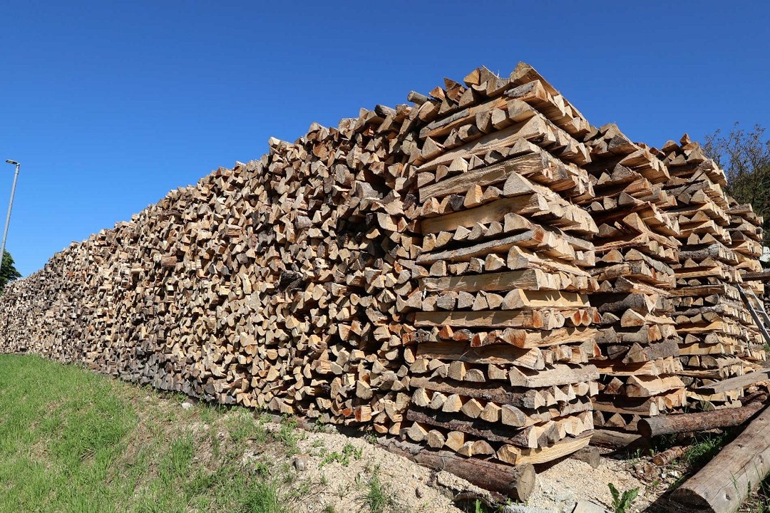 Dvig cen lesnih goriv ob začetku kurilne sezone