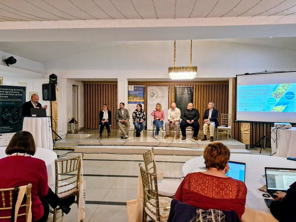 Slika 1: Okrogla miza s predstavniki projektov in gostujočih organizacij (fotografija: M. Dovečar, Gozdarski inštitut Slovenije) Slika 1: Okrogla miza s predstavniki projektov in gostujočih organizacij (fotografija: M. Dovečar, Gozdarski inštitut Slovenije)