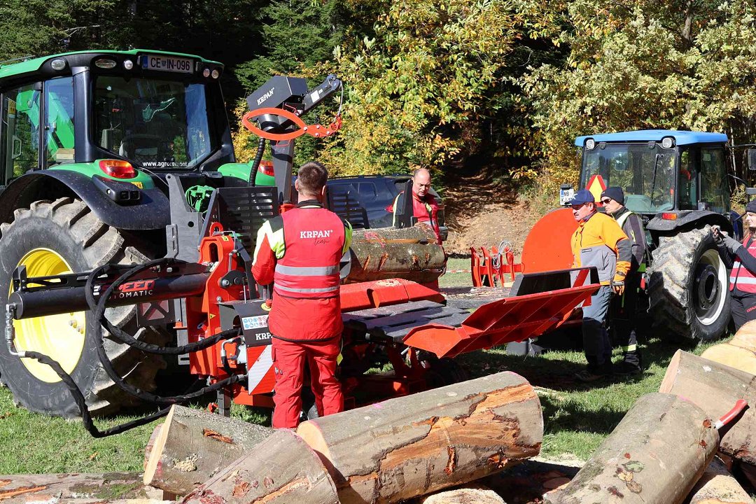 Slika 4: Horizontalni cepilnik in povezovalnik drv. Cepilnik je opremljen z vitlom za privleko lesa. Slika 4: Horizontalni cepilnik in povezovalnik drv. Cepilnik je opremljen z vitlom za privleko lesa.