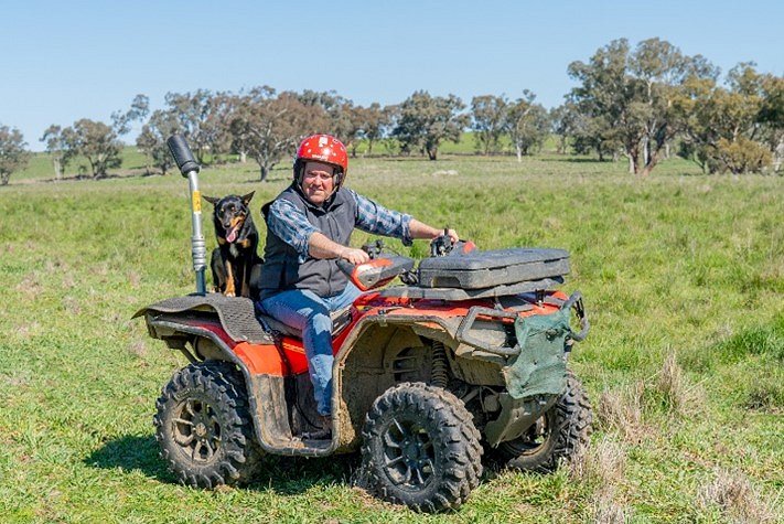Slika 2: Poleg traktorjev za kmete postajajo vse bolj (smrtno) nevarni tudi štirikolesniki. V nekaterih državah je število mrtvih pri nezgodah štirikolesnikov v kmetijstvu že preseglo tiste s traktorji. V Avstraliji so prvi začeli uvajati varnostni drog (za voznikovim hrbtom), ki prepreči, da bi se pri prevrnitvi vozilo zvalilo na voznika. V EU bomo za tako zahtevo potrebovali leta razprav. Vir: https://www.productsafety.gov.au/ Slika 2: Poleg traktorjev za kmete postajajo vse bolj (smrtno) nevarni tudi štirikolesniki. V nekaterih državah je število mrtvih pri nezgodah štirikolesnikov v kmetijstvu že preseglo tiste s traktorji. V Avstraliji so prvi začeli uvajati varnostni drog (za voznikovim hrbtom), ki prepreči, da bi se pri prevrnitvi vozilo zvalilo na voznika. V EU bomo za tako zahtevo potrebovali leta razprav. Vir: https://www.productsafety.gov.au/