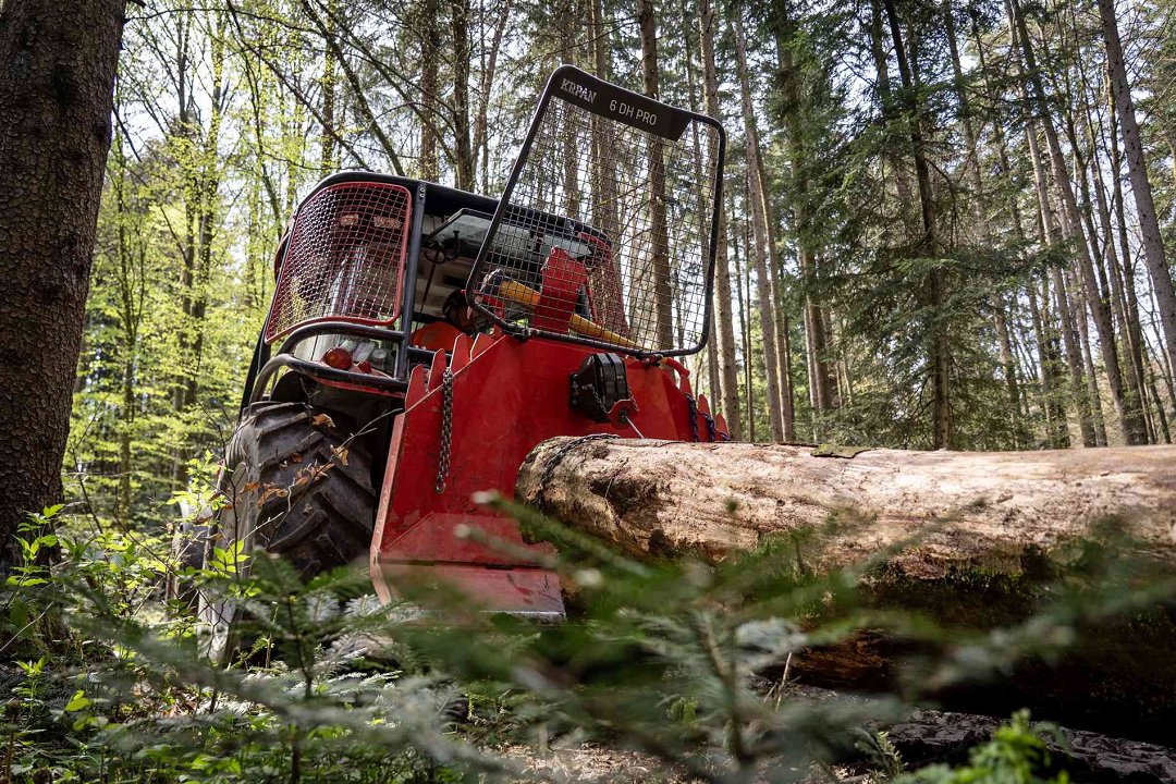 Slika 2: Vitli serije DH PRO so opremljeni z zobniškim pogonom in zagotavljajo konstantno vlečno silo. V enobobenski izvedbi jih nudijo z vlečno maso od 5,5 do 8,5 tone, na voljo pa so tudi v dvobobenski izvedbi. Slika 2: Vitli serije DH PRO so opremljeni z zobniškim pogonom in zagotavljajo konstantno vlečno silo. V enobobenski izvedbi jih nudijo z vlečno maso od 5,5 do 8,5 tone, na voljo pa so tudi v dvobobenski izvedbi.
