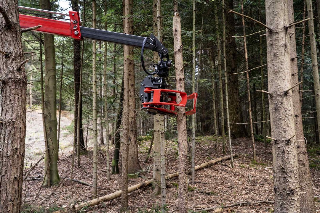 Slika 6: Na gozdarska dvigala KRPAN je mogoče namestiti tudi njihove ščipalne klešče in tako še razširiti možnosti uporabe, tudi na gozdarskih prikolicah. Zelo učinkovito je tudi delo s ščipalnimi kleščami nameščenimi na bagre. Slika 6: Na gozdarska dvigala KRPAN je mogoče namestiti tudi njihove ščipalne klešče in tako še razširiti možnosti uporabe, tudi na gozdarskih prikolicah. Zelo učinkovito je tudi delo s ščipalnimi kleščami nameščenimi na bagre.