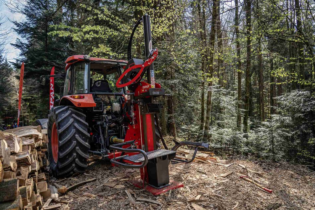 Slika 4: Pri KRPAN-u nudijo celo paleto pokončnih (vertikalnih) cepilnikov s cepilno maso od 13 do 25 ton, s pogonom preko traktorske priključne gredi ali elektromotorja. Pri modelih s traktorskim pogonom je kot opcija na voljo tudi vitel za privleko in pokončno postavitev lesa. Slika 4: Pri KRPAN-u nudijo celo paleto pokončnih (vertikalnih) cepilnikov s cepilno maso od 13 do 25 ton, s pogonom preko traktorske priključne gredi ali elektromotorja. Pri modelih s traktorskim pogonom je kot opcija na voljo tudi vitel za privleko in pokončno postavitev lesa.