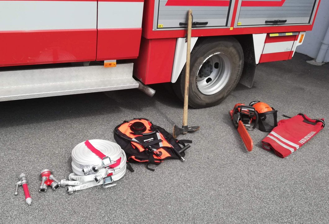 Slika 2: Med osnovno opremo za gozdne požare, ki dopolnjuje opremo večnamenskih vozil in z njo razpolaga vsako društvo v deželi, se nahajajo tudi 3 D cevi s pripadajočo armaturo ter sadilna motika (podobna gasilskemu orodju pulaski). Izbrana društva pa razpolagajo z bogatejšim naborom opreme in dodatnim manjšim vozilom. Slika 2: Med osnovno opremo za gozdne požare, ki dopolnjuje opremo večnamenskih vozil in z njo razpolaga vsako društvo v deželi, se nahajajo tudi 3 D cevi s pripadajočo armaturo ter sadilna motika (podobna gasilskemu orodju pulaski). Izbrana društva pa razpolagajo z bogatejšim naborom opreme in dodatnim manjšim vozilom.
