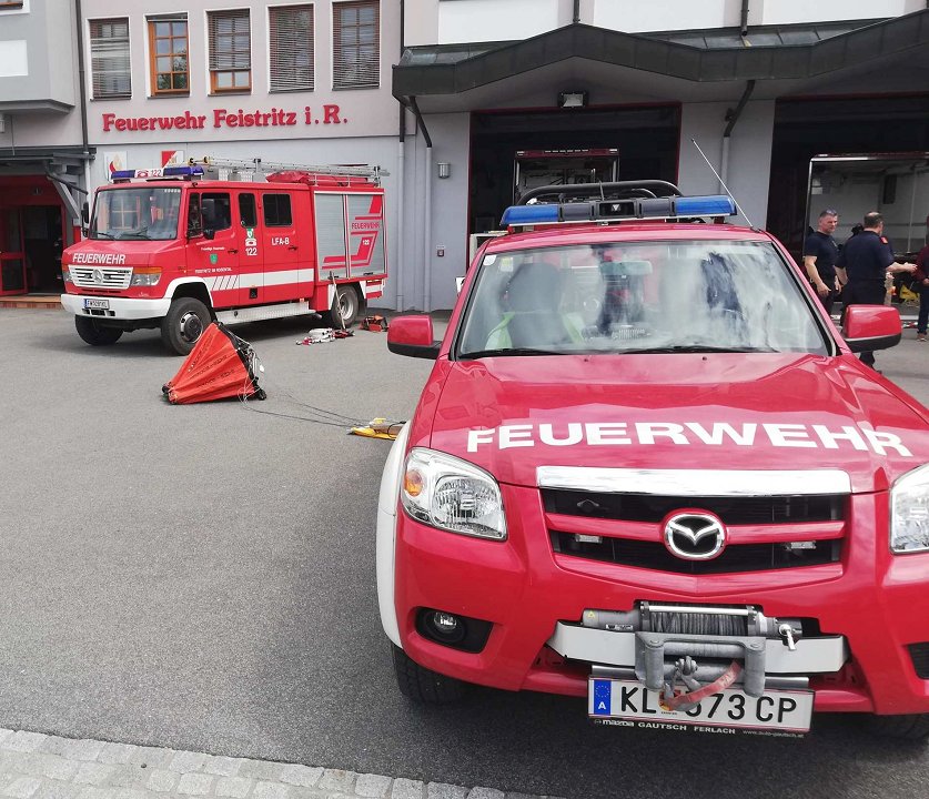 Slika 3: izbrane enote pa imajo bistveno več opreme namenjene gozdnim požarom, med katero se med drugim uvršča manjše vozilo (VGV) ter oprema namenjena helikopterskemu gašenju. Slika 3: izbrane enote pa imajo bistveno več opreme namenjene gozdnim požarom, med katero se med drugim uvršča manjše vozilo (VGV) ter oprema namenjena helikopterskemu gašenju.