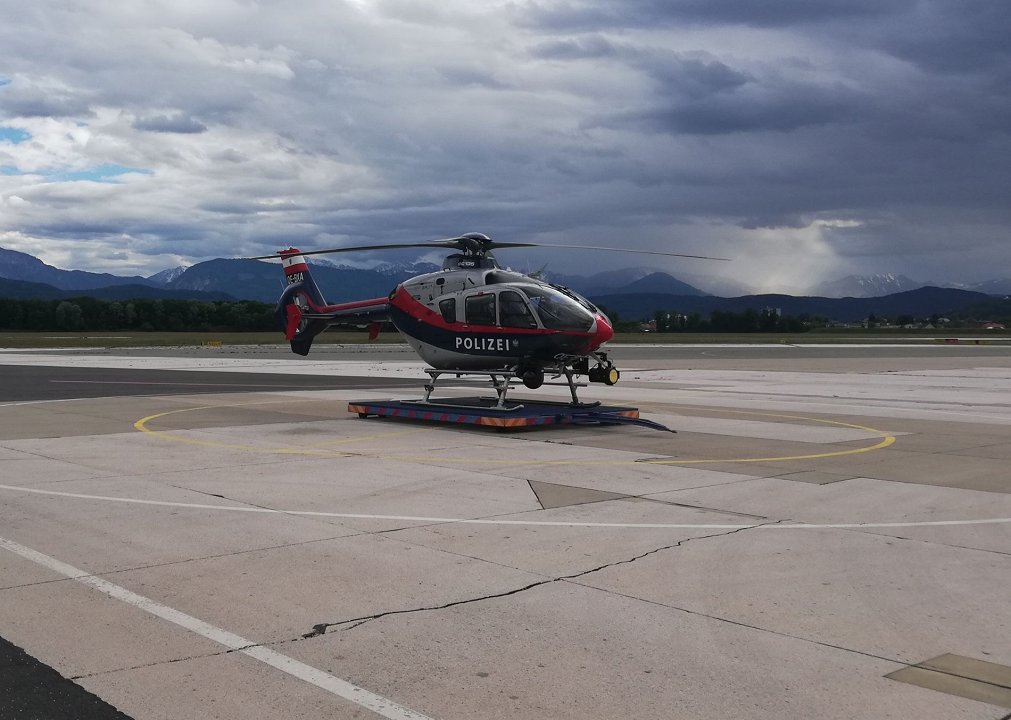 Slika 4: Koroška policijska helikopterska enota je ena redkih v Avstriji, ki ima med svojimi primarnimi nalogami tudi gašenje požarov v naravnem okolju Slika 4: Koroška policijska helikopterska enota je ena redkih v Avstriji, ki ima med svojimi primarnimi nalogami tudi gašenje požarov v naravnem okolju