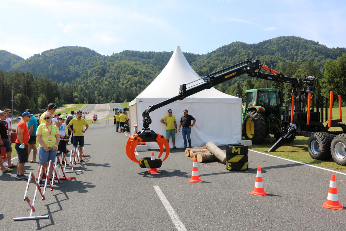 Daljinsko krmiljenje dvigala je udobnejše in varnejše, a zahteva še več občutka in vaje kot krmiljenje s sedeža stroja.